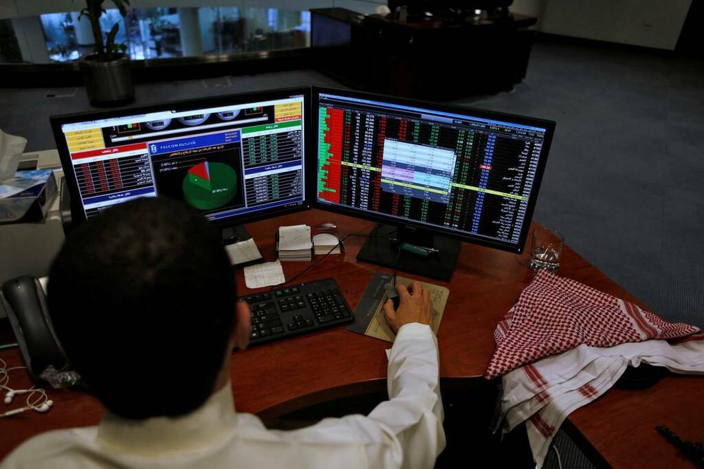 الأسهم الرابحة والخاسرة بالبورصات العربية بعد الهجمات على السفن التجارية بالبحر الأحمر